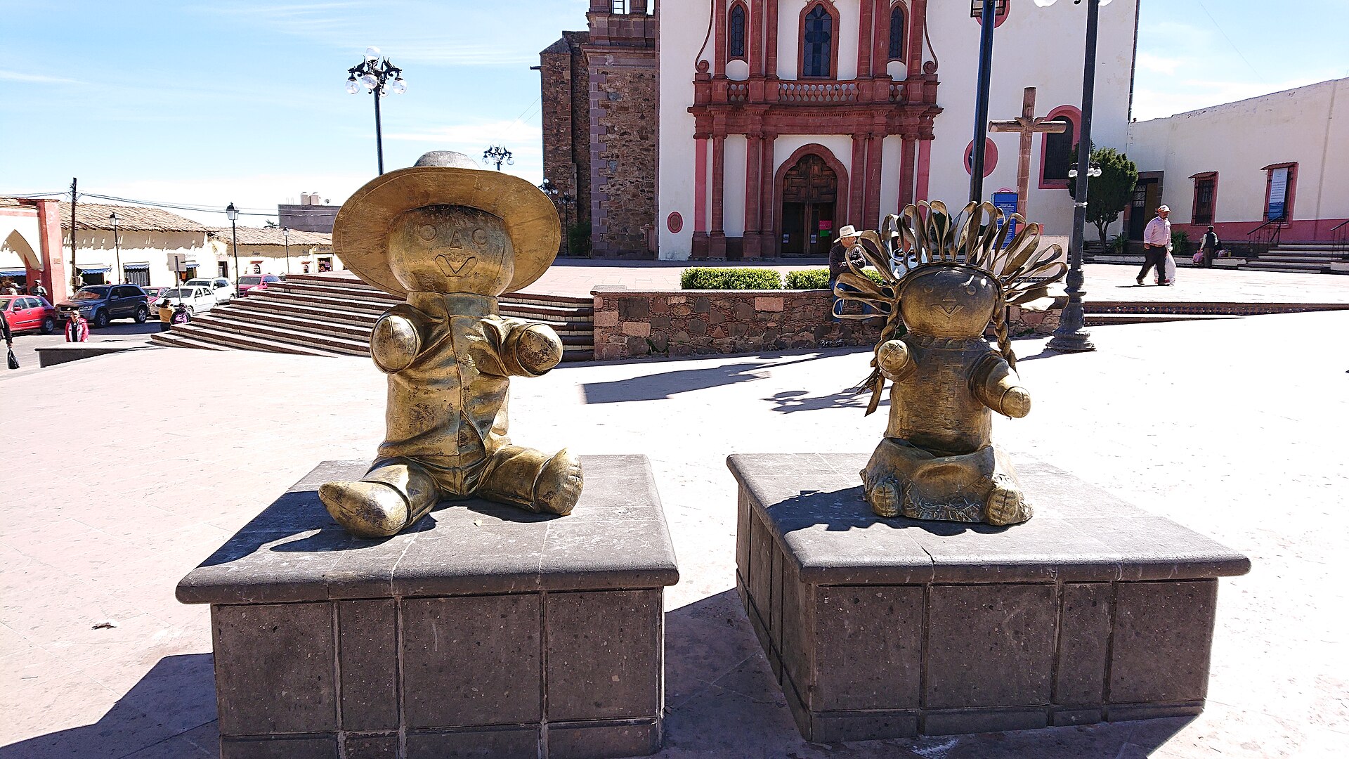 Monumento a las muñequitas Lele y Dönxu frente a la parroquia de Amealco