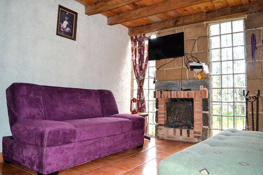 Sofá camas y chimenea, Cabaña Colibrí