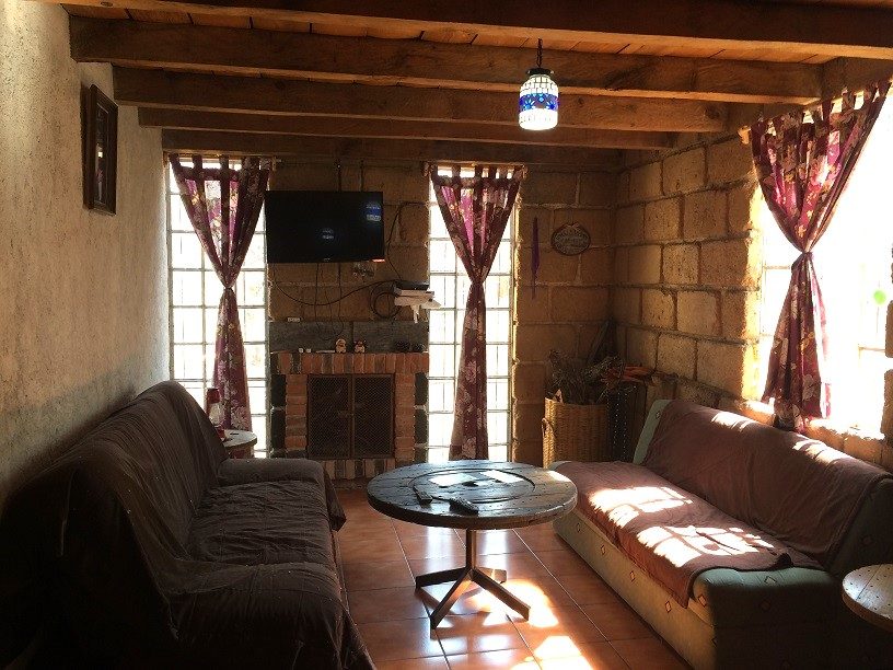 Interior rústico de una cabaña con chimenea
